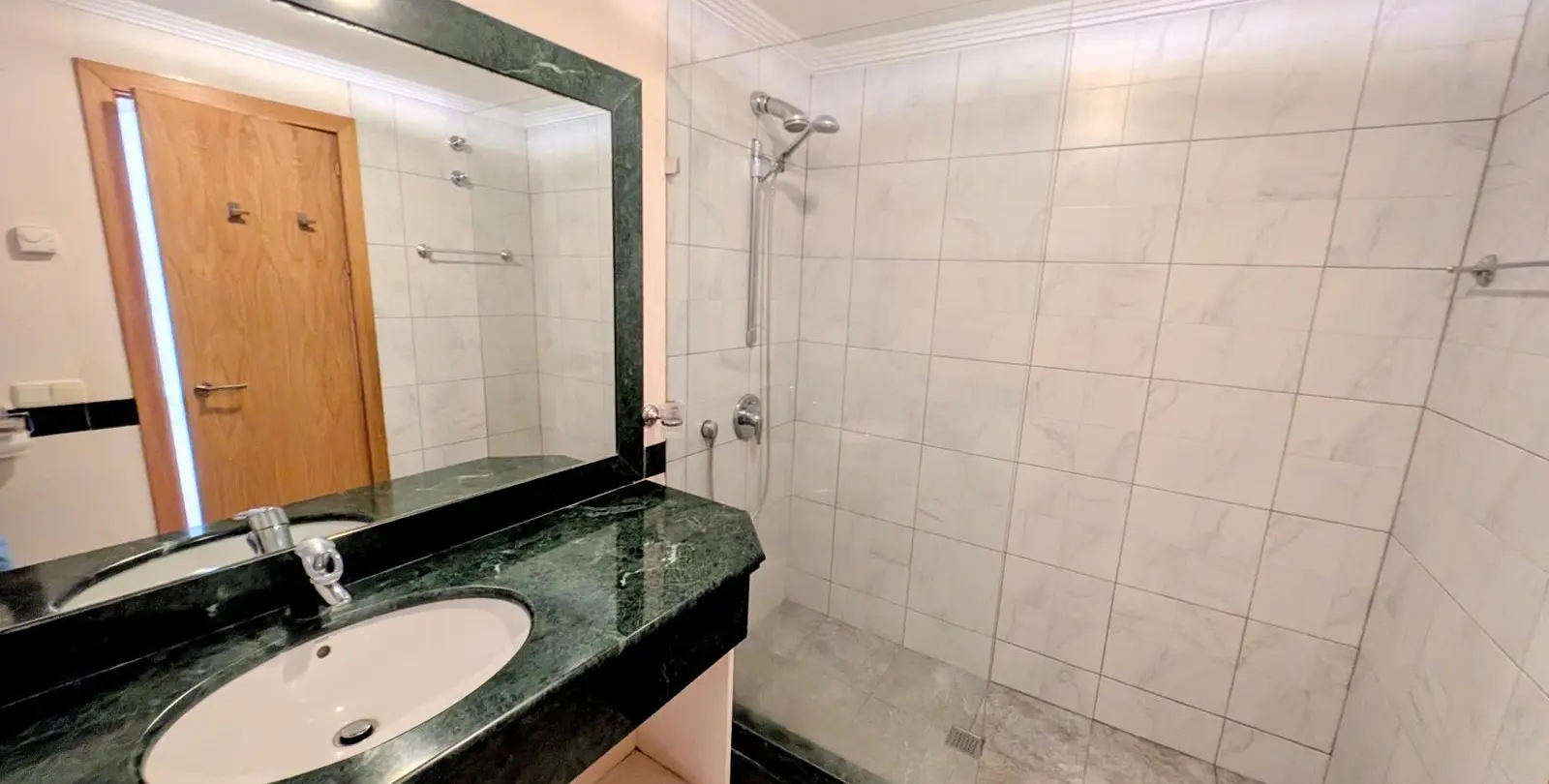 Sale of ground floor apartment in Benahavís 15