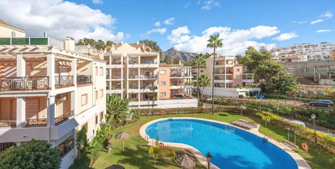 Sale of middle floor apartment in Las Brisas 1