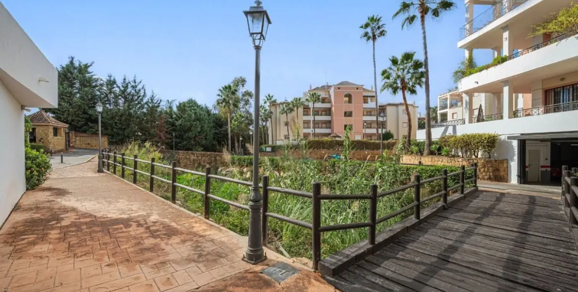 Sale of middle floor apartment in Las Brisas 3