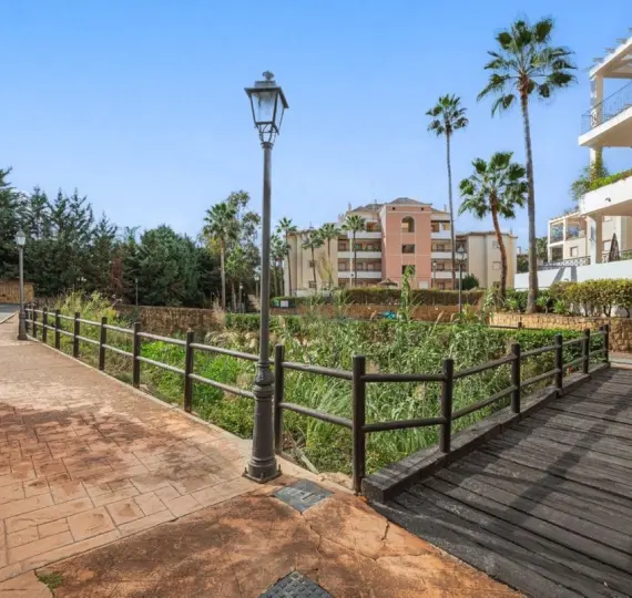 Продажа апартаментов на среднем этаже в Las Brisas