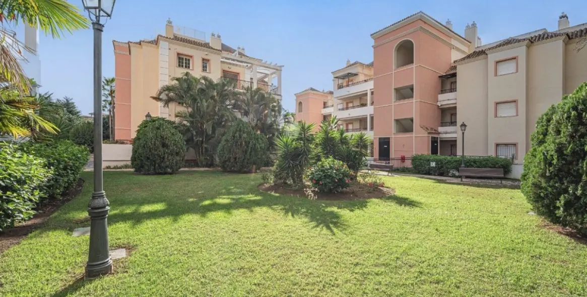 Sale of middle floor apartment in Las Brisas 5
