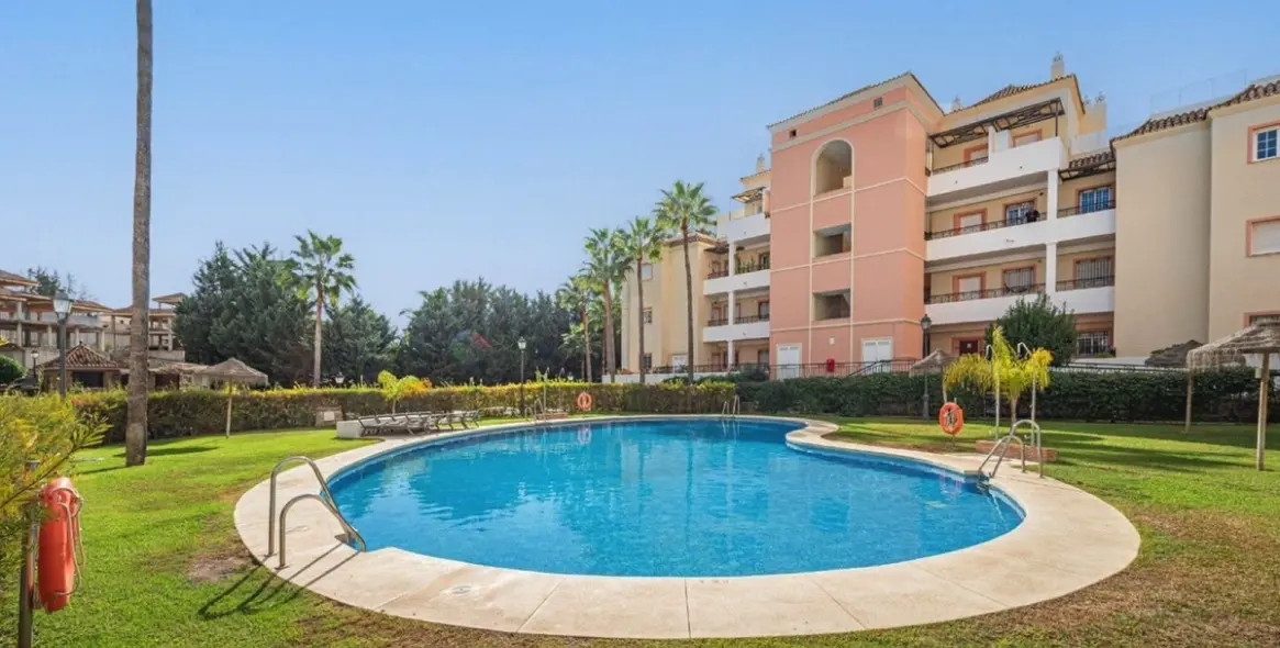 Sale of middle floor apartment in Las Brisas 6