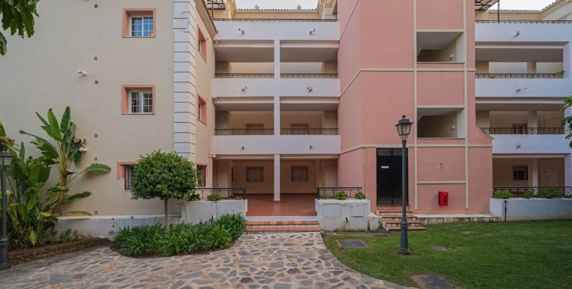 Sale of middle floor apartment in Las Brisas 7