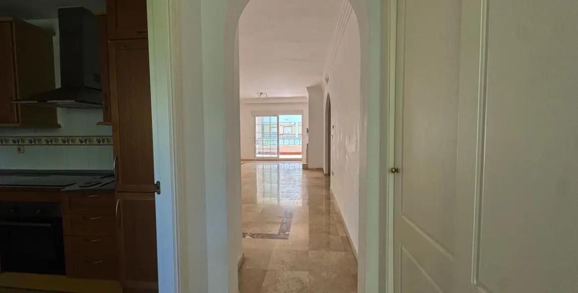 Sale of middle floor apartment in Las Brisas 11