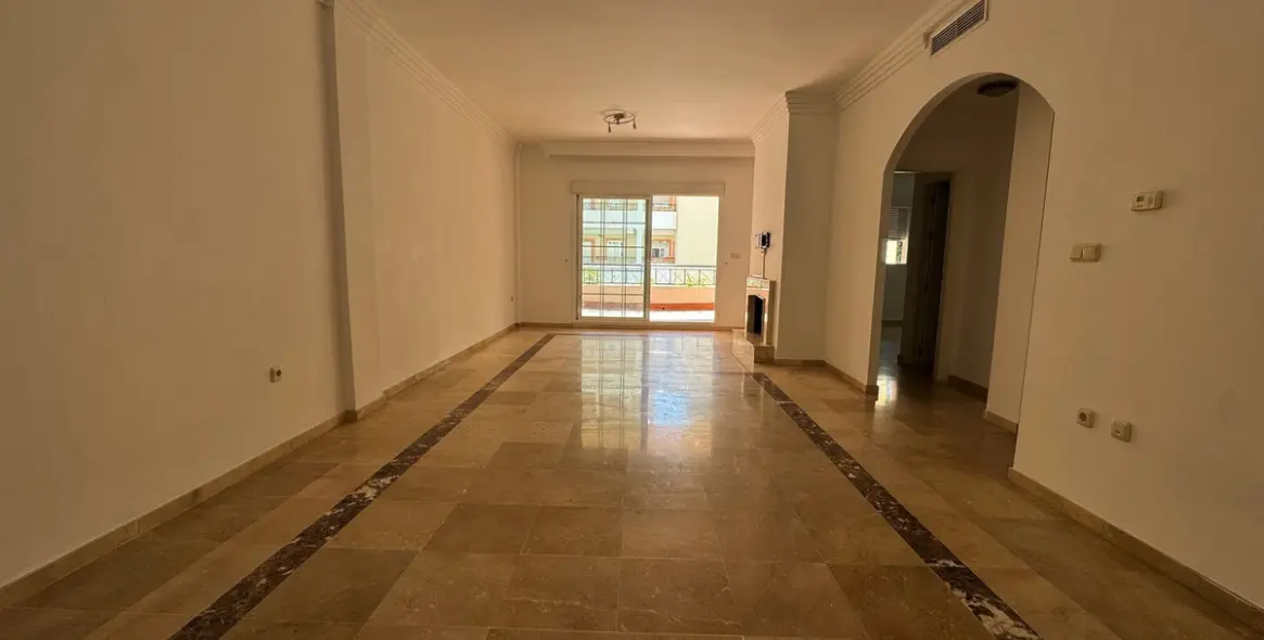 Sale of middle floor apartment in Las Brisas 12