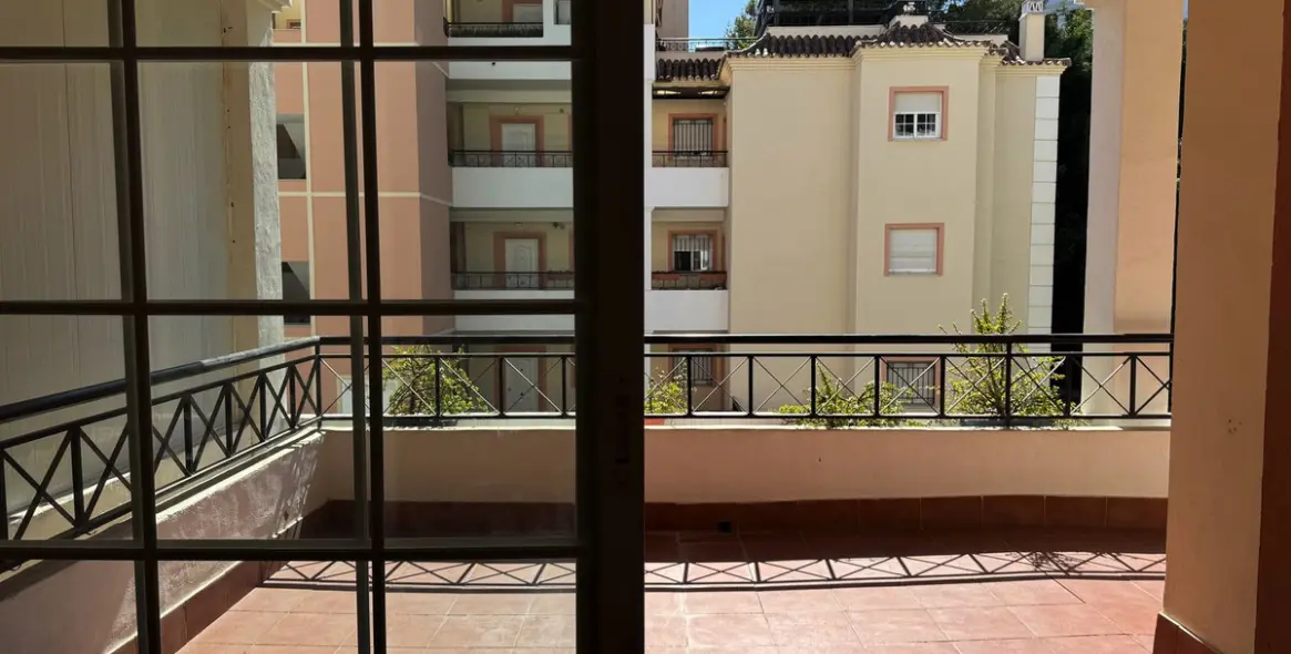 Sale of middle floor apartment in Las Brisas 14