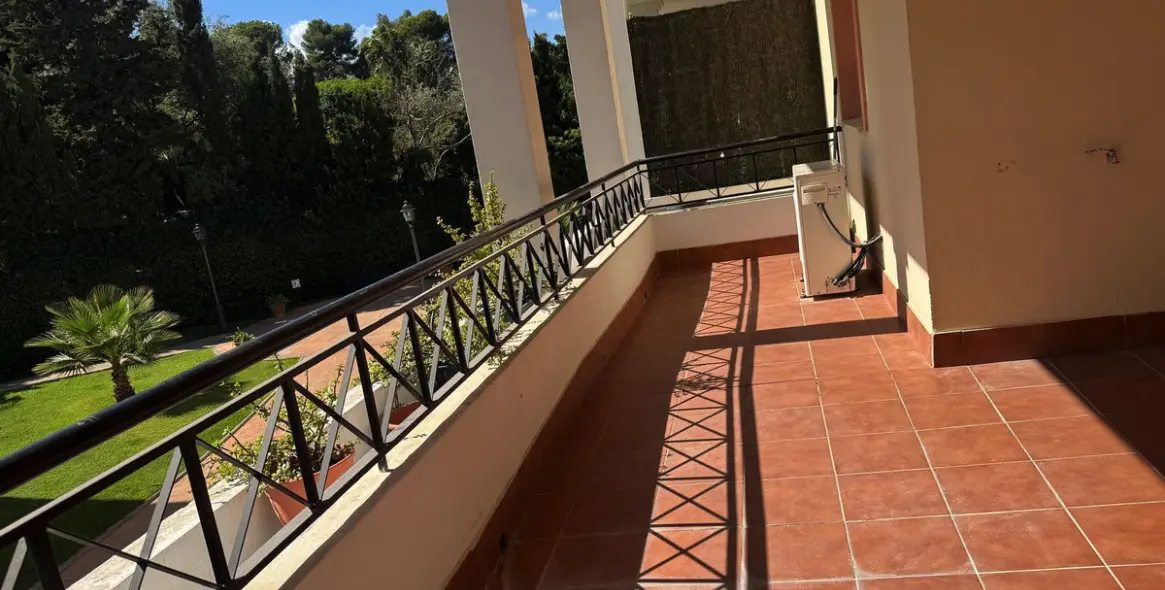 Sale of middle floor apartment in Las Brisas 15