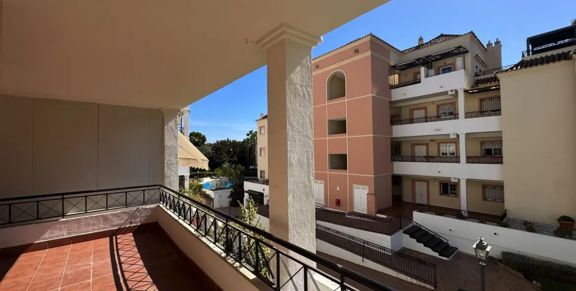 Sale of middle floor apartment in Las Brisas 16