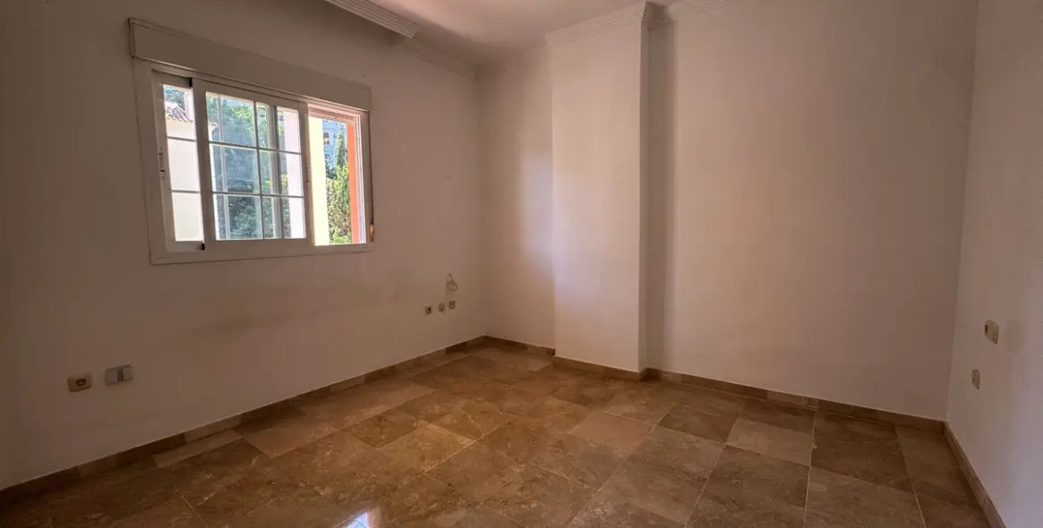 Sale of middle floor apartment in Las Brisas 18