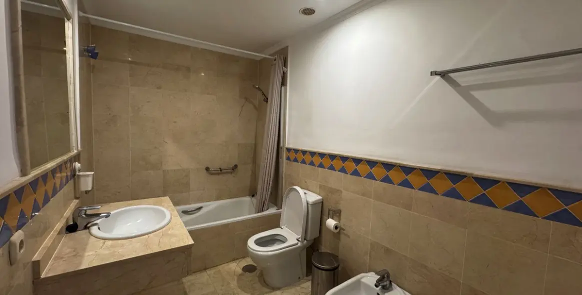 Sale of middle floor apartment in Las Brisas 19