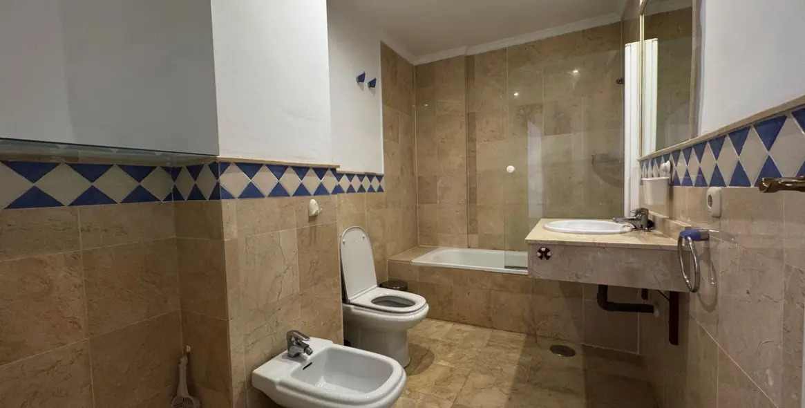 Sale of middle floor apartment in Las Brisas 20