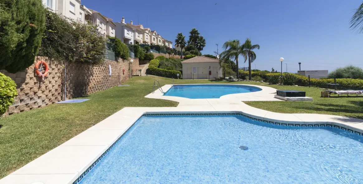 Sale of middle floor apartment in Benalmadena 1