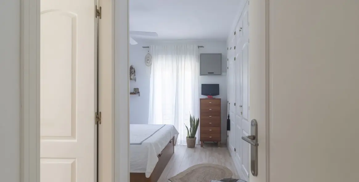 Sale of middle floor apartment in Benalmadena 11