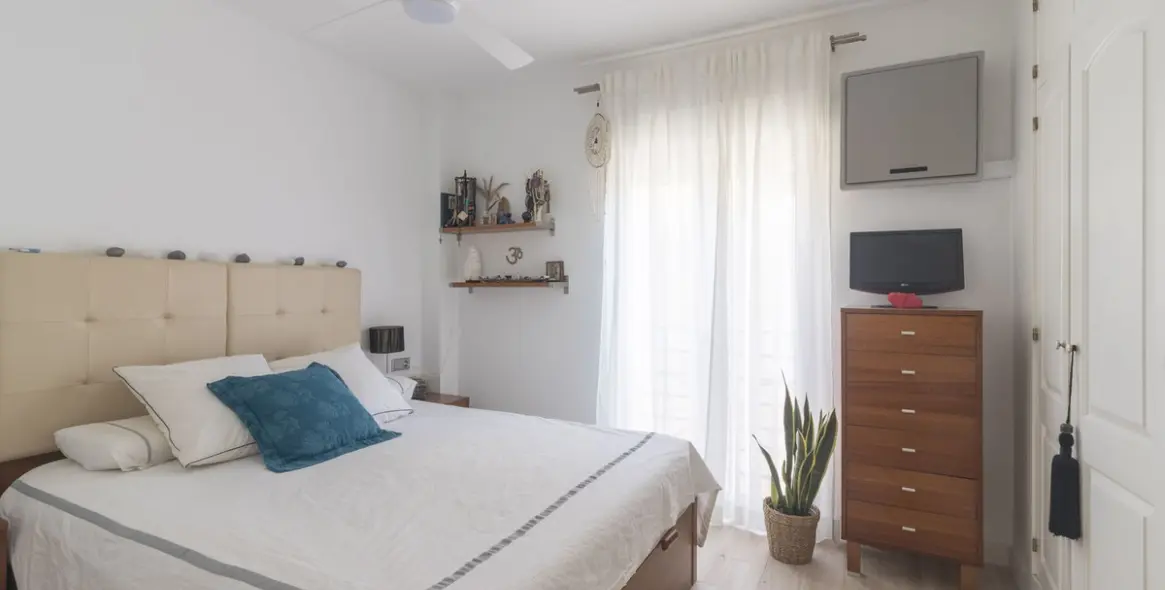 Sale of middle floor apartment in Benalmadena 12