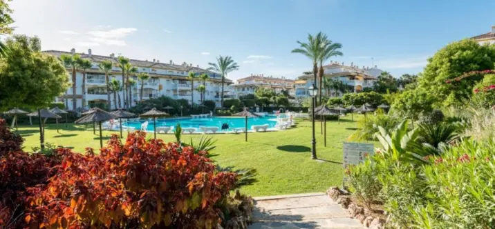 Продажа апартаментов на среднем этаже в Nueva Andalucía 0