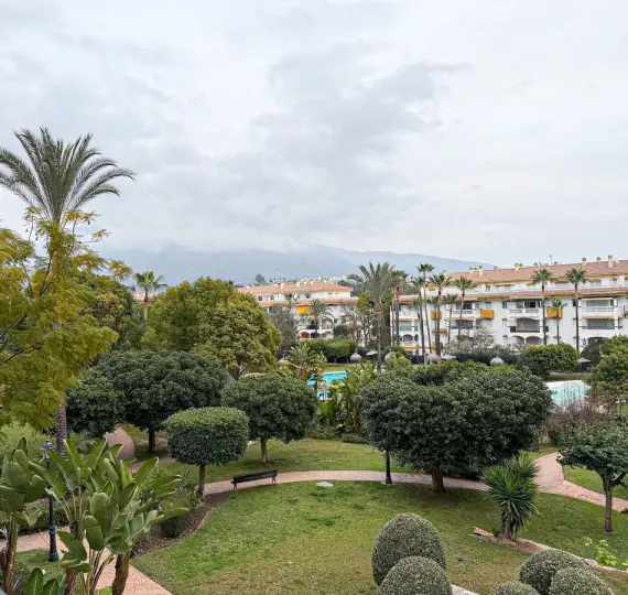 Продажа апартаментов на среднем этаже в Nueva Andalucía