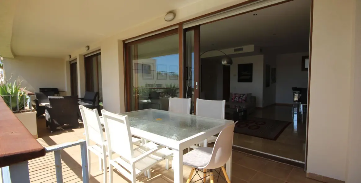 Продажа апартаментов на первом этаже в Los Monteros 1