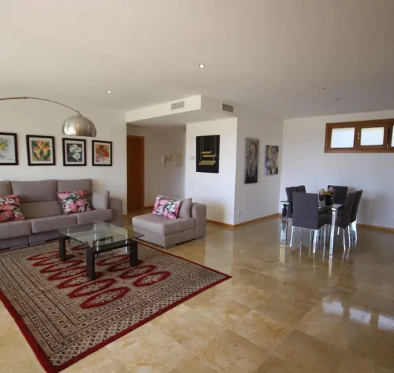 Продажа апартаментов на первом этаже в Los Monteros