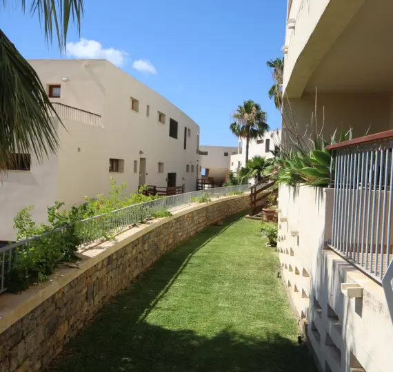 Продажа апартаментов на первом этаже в Los Monteros