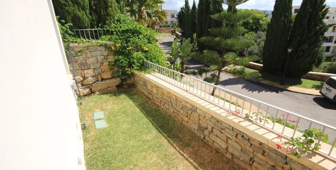 Продажа апартаментов на первом этаже в Los Monteros 7