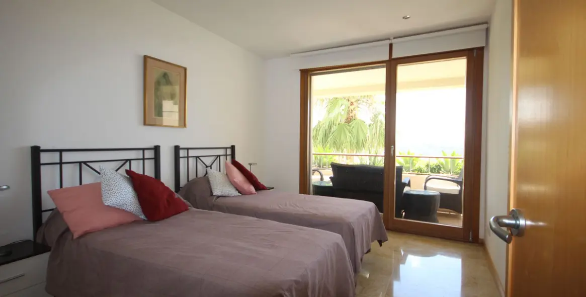 Продажа апартаментов на первом этаже в Los Monteros 12