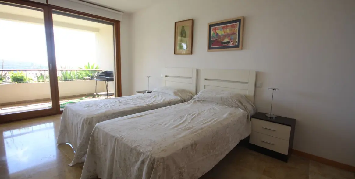 Продажа апартаментов на первом этаже в Los Monteros 14