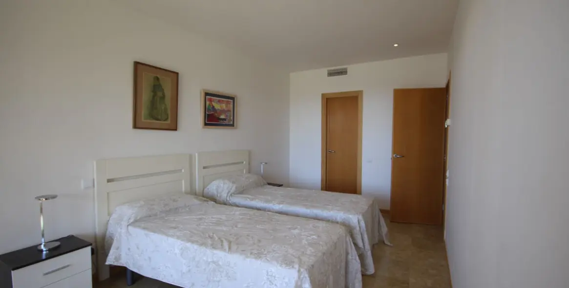 Продажа апартаментов на первом этаже в Los Monteros 15