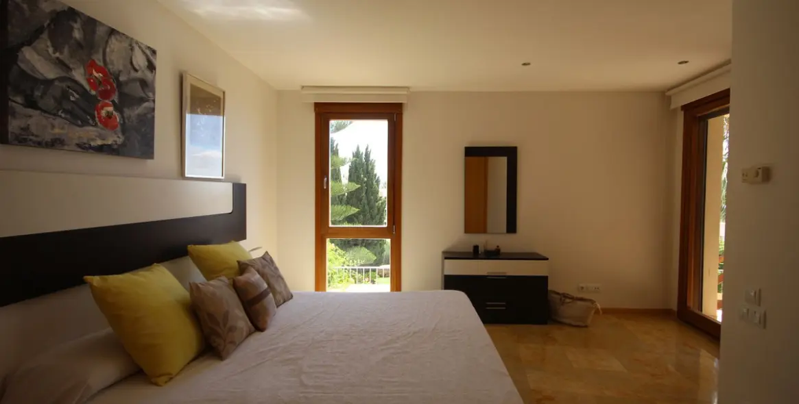 Продажа апартаментов на первом этаже в Los Monteros 17