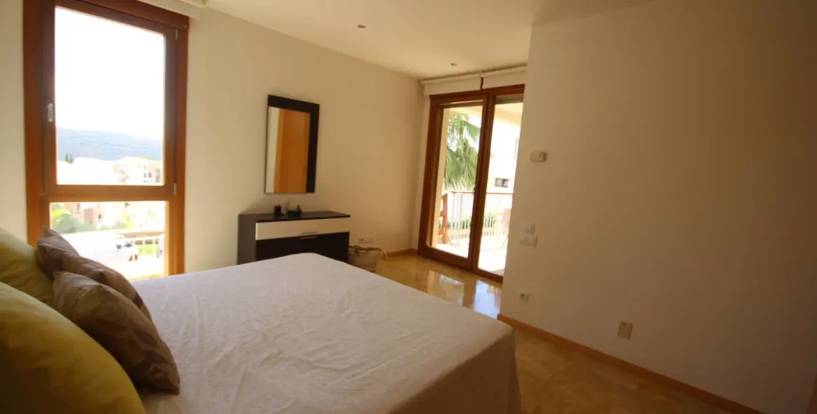 Продажа апартаментов на первом этаже в Los Monteros 18