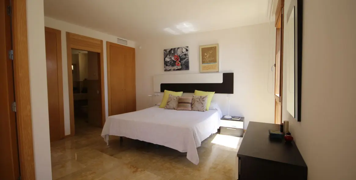 Продажа апартаментов на первом этаже в Los Monteros 19