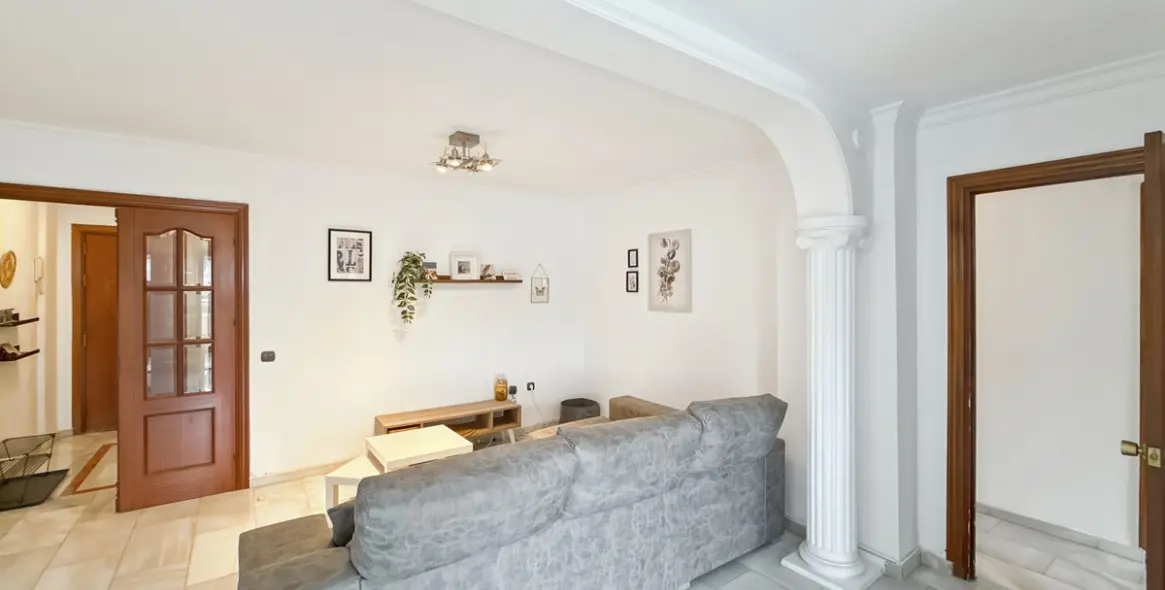 Sale of middle floor apartment in Los Tilos 11