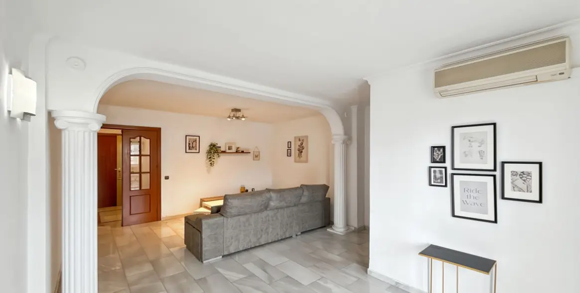 Sale of middle floor apartment in Los Tilos 12