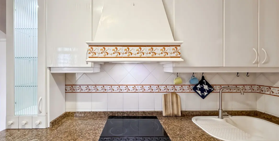 Sale of middle floor apartment in Los Tilos 18