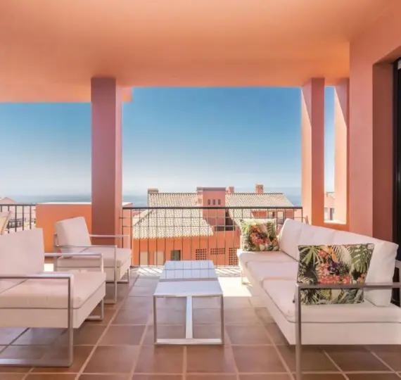 Продажа апартаментов на среднем этаже в Calahonda