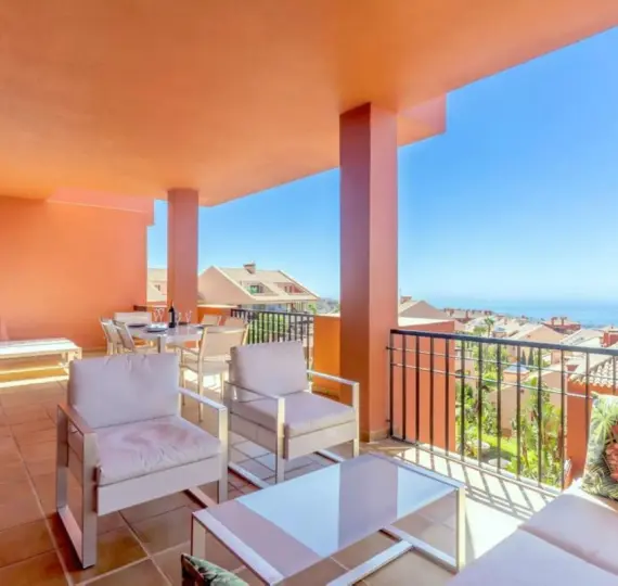 Продажа апартаментов на среднем этаже в Calahonda