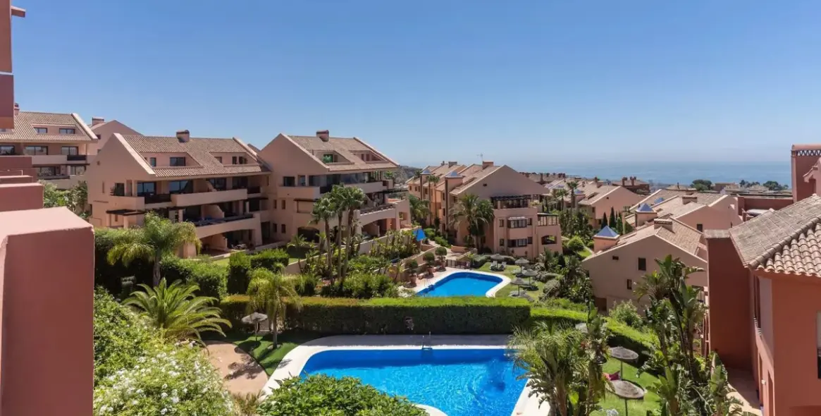 Продажа апартаментов на среднем этаже в Calahonda 4