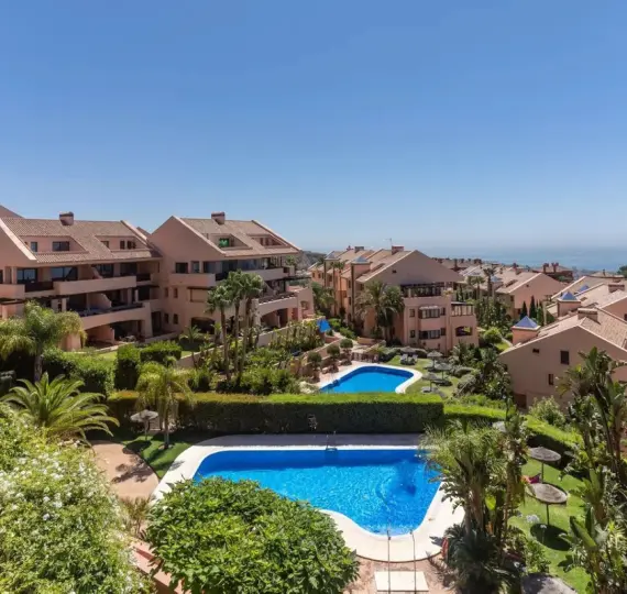 Продажа апартаментов на среднем этаже в Calahonda