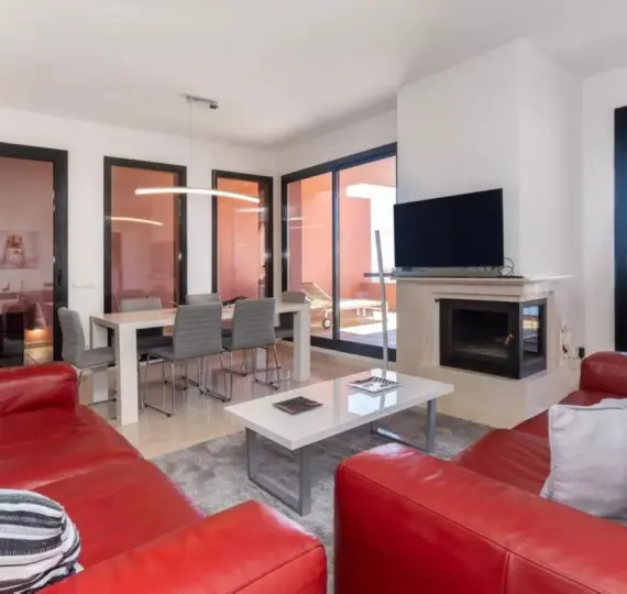 Продажа апартаментов на среднем этаже в Calahonda