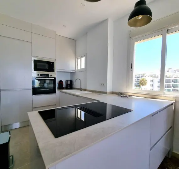 Продажа апартаментов на среднем этаже в Calahonda