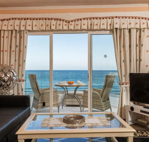 Продажа апартаментов на среднем этаже в Calahonda