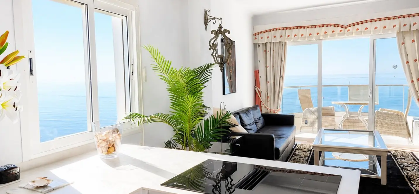 Sale of middle floor apartment in Calahonda 1