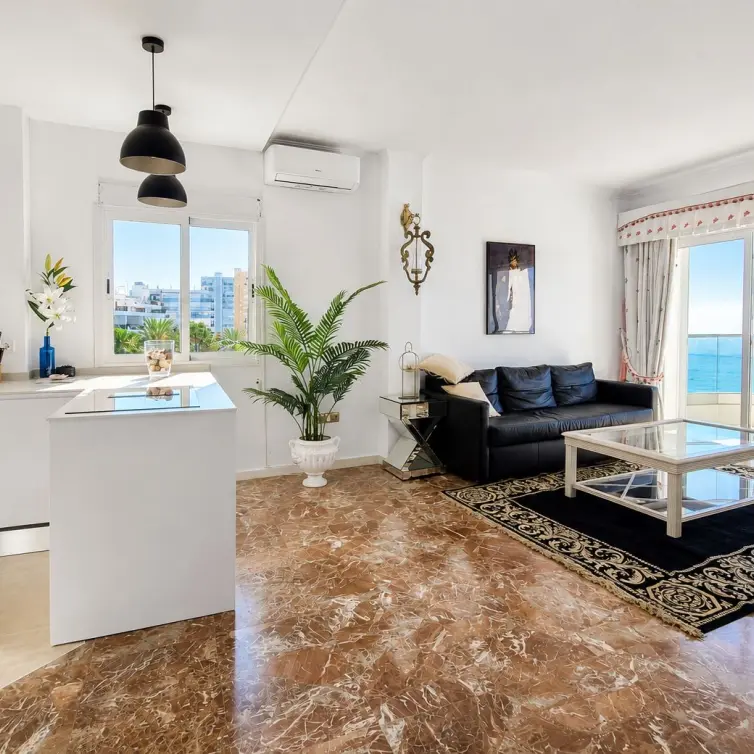 Sale of middle floor apartment in Calahonda
