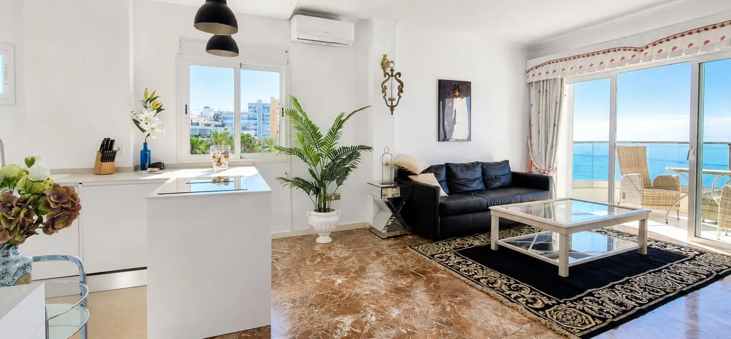 Sale of middle floor apartment in Calahonda 3