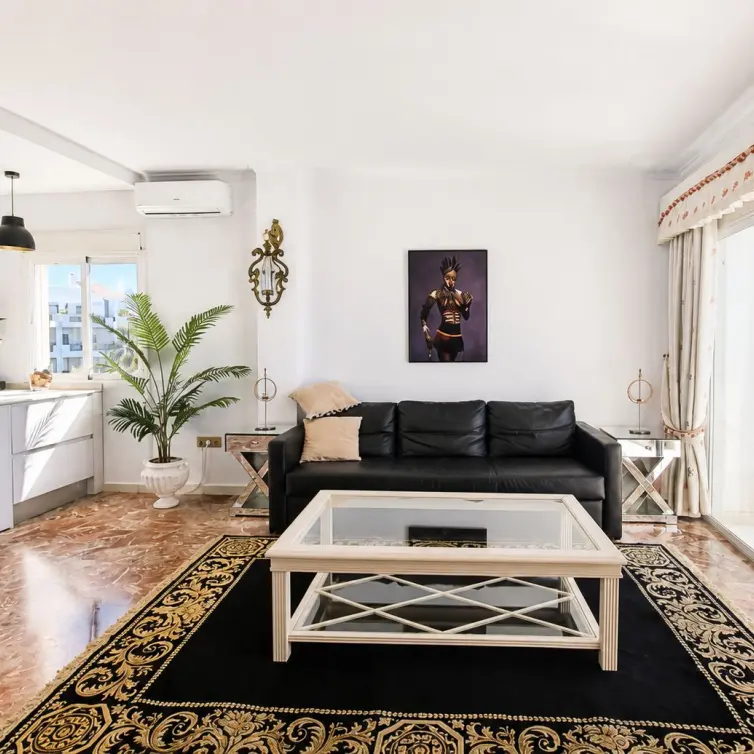 Sale of middle floor apartment in Calahonda