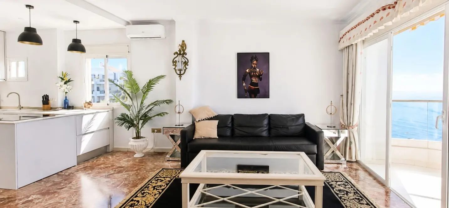 Sale of middle floor apartment in Calahonda 4