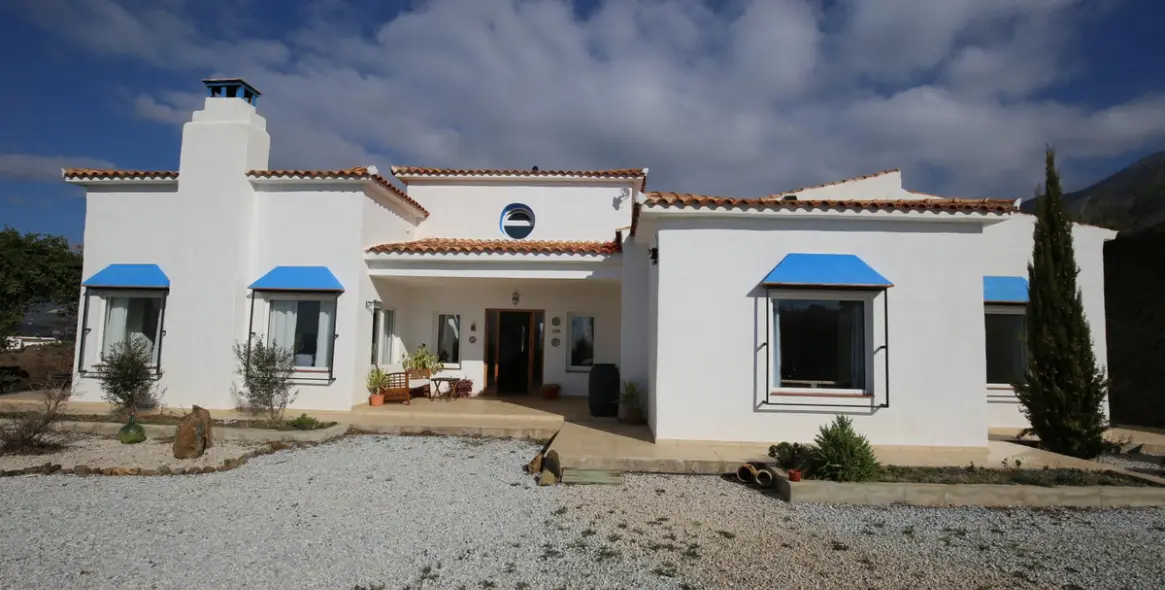 Sale of detached villa in Alcaucín 2