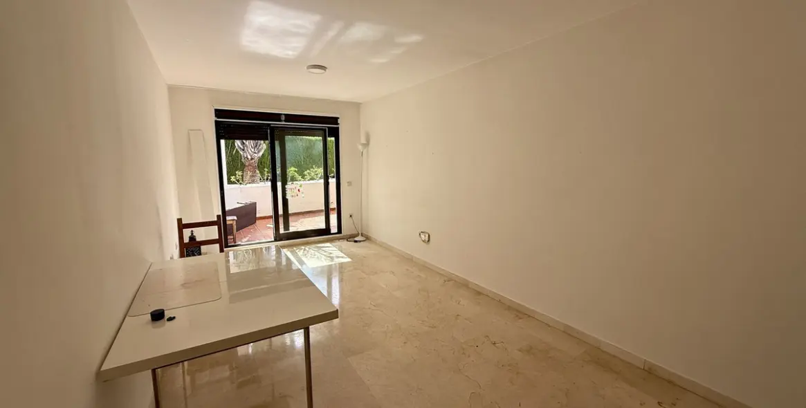 Sale of ground floor apartment in Cancelada 7