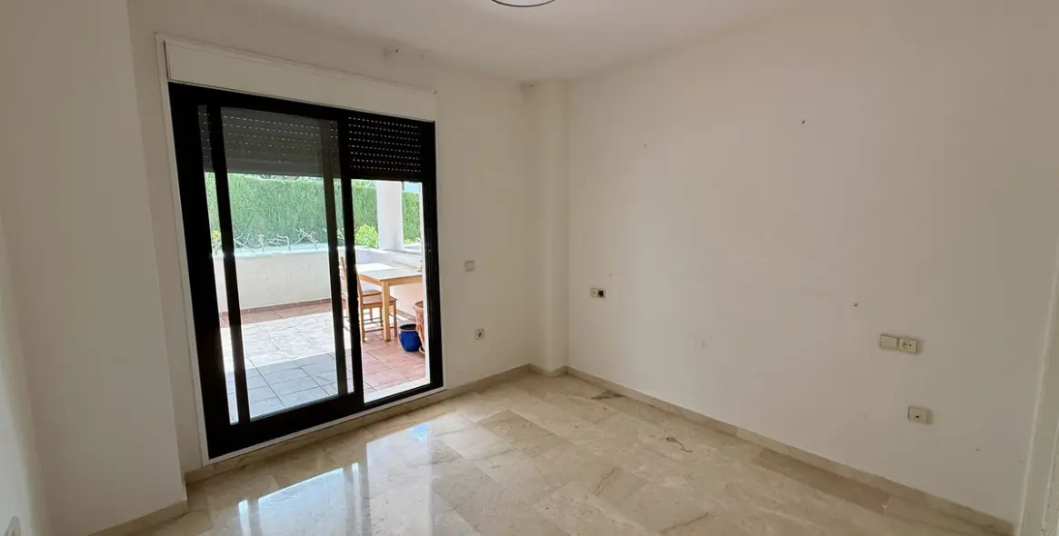 Sale of ground floor apartment in Cancelada 17
