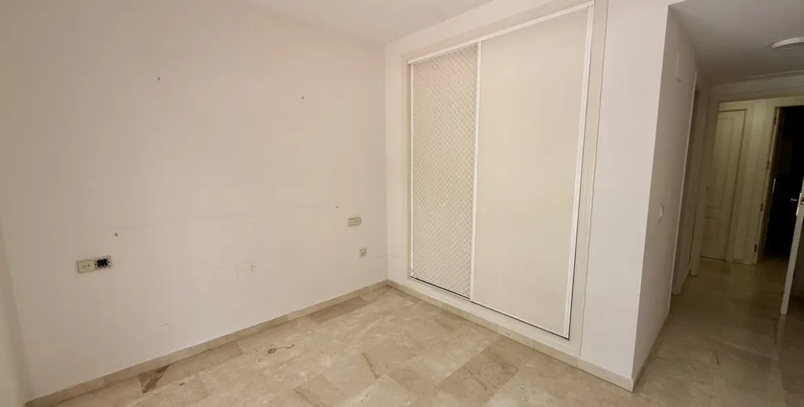 Sale of ground floor apartment in Cancelada 18