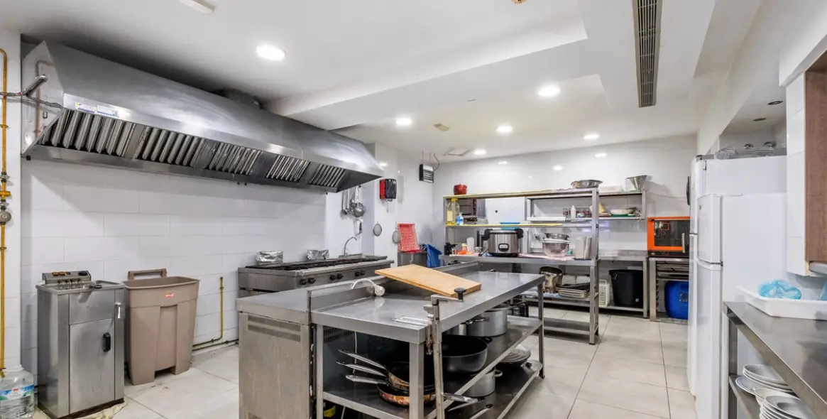 Sale of commercial premises in Calahonda 11